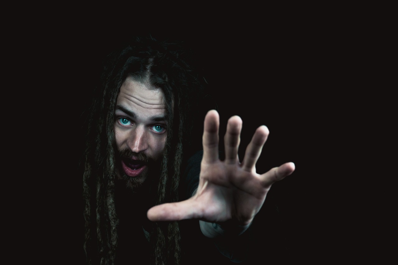 女子心碎跳楼，男友的冷漠与生命的脆弱